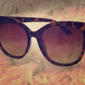 Tortoise Shell Sunnies